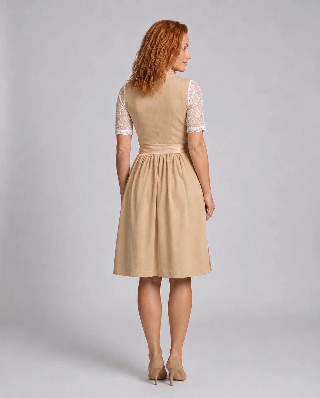 Detailansicht des Schnürmieders am knielangen Damen-Dirndl