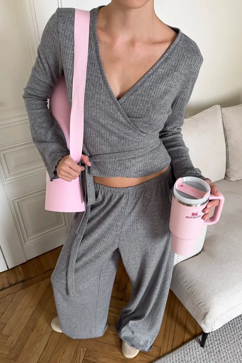 Rippstrick-Zweiteiler mit locker fallender Hose und weitem Bein