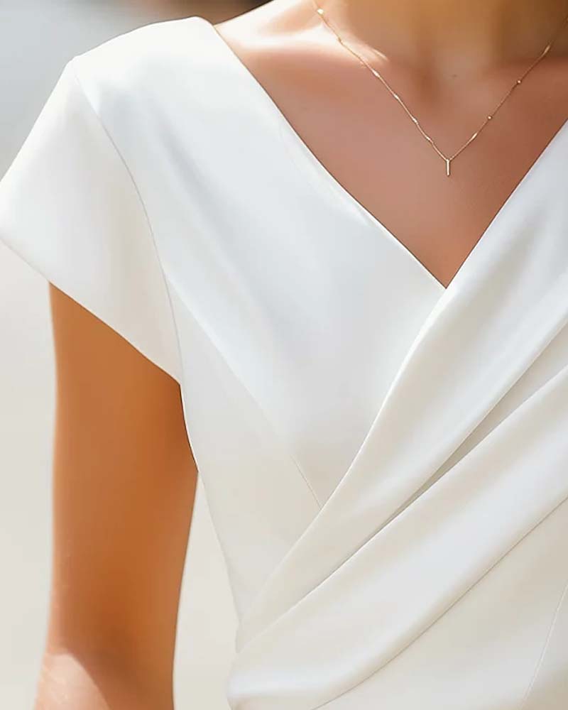Figurbetontes Damen T-Shirt mit V-Ausschnitt in Seitenansicht