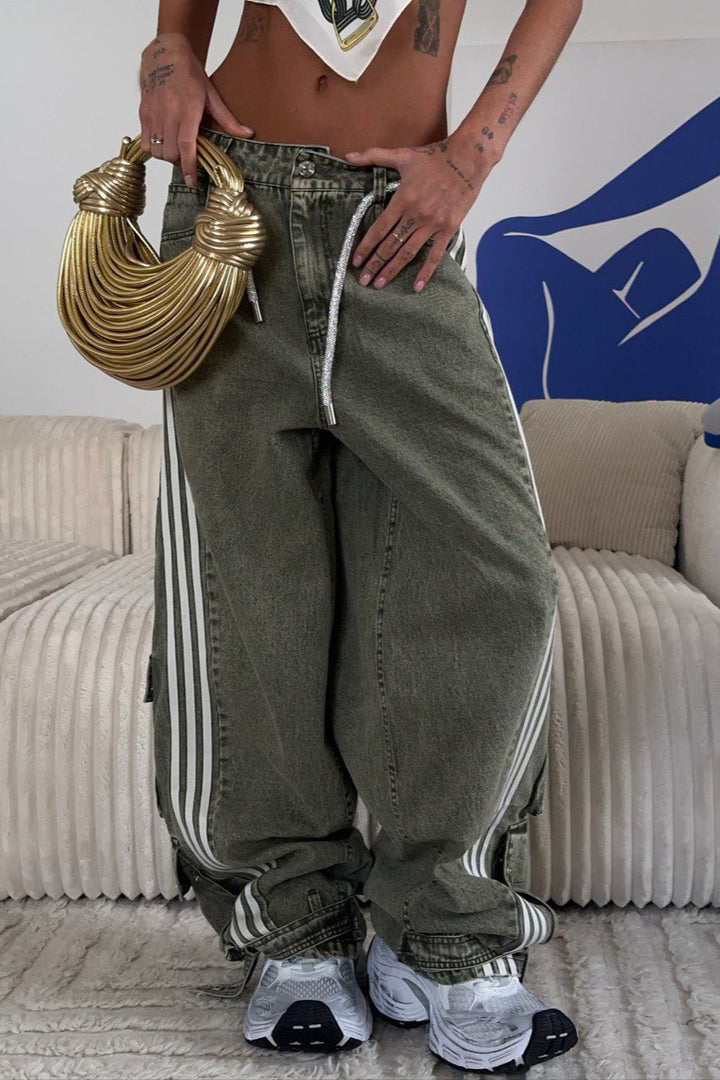 Detailansicht des gestreiften Denimstoffs der weiten Hose