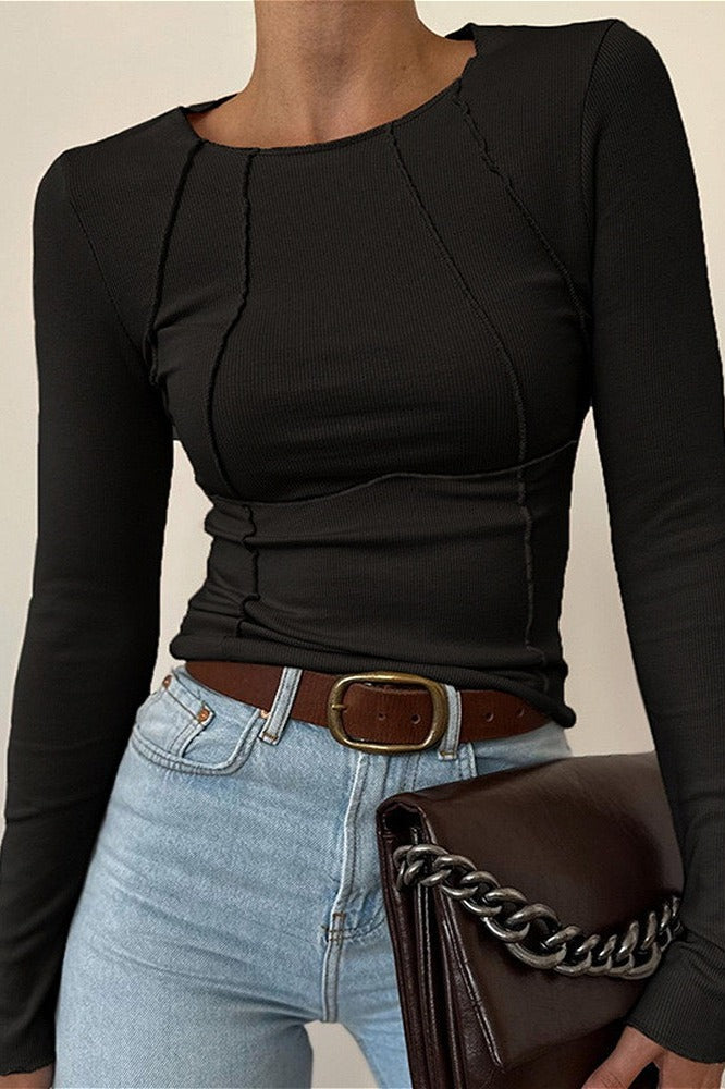 Rückansicht des Damen-Rippstrickshirts mit markanten Kontrastnähten