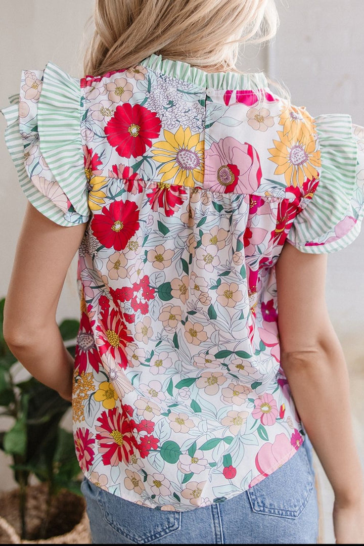 Bluse mit Blumenmuster und Rüschen an den Kappenärmeln
