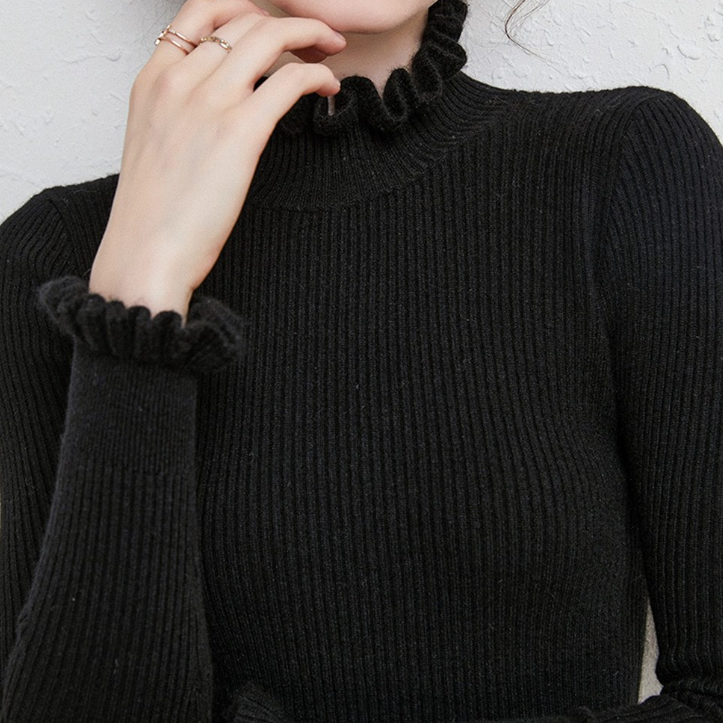 Gemütlicher Rollkragen-Strickpullover mit zarten Rüschendetails