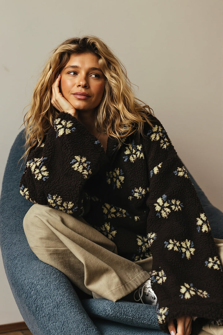 Detailansicht des weichen Sherpa-Fleecematerials mit Blumenmuster