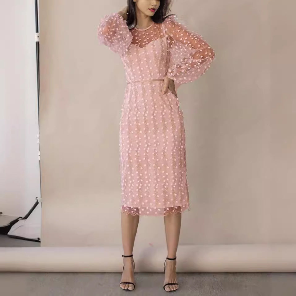 Damenkleid mit transparenten Puffärmeln und Blumenstickerei