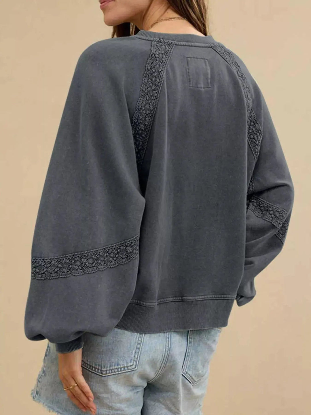 Gemütliches Sweatshirt mit Spitzenbesatz für lässig-schicke Looks