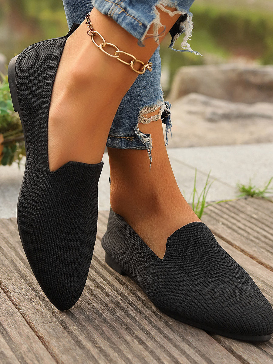 Ein Paar Damen-Ballerinas in Uni-Farbe mit minimalistischer Silhouette