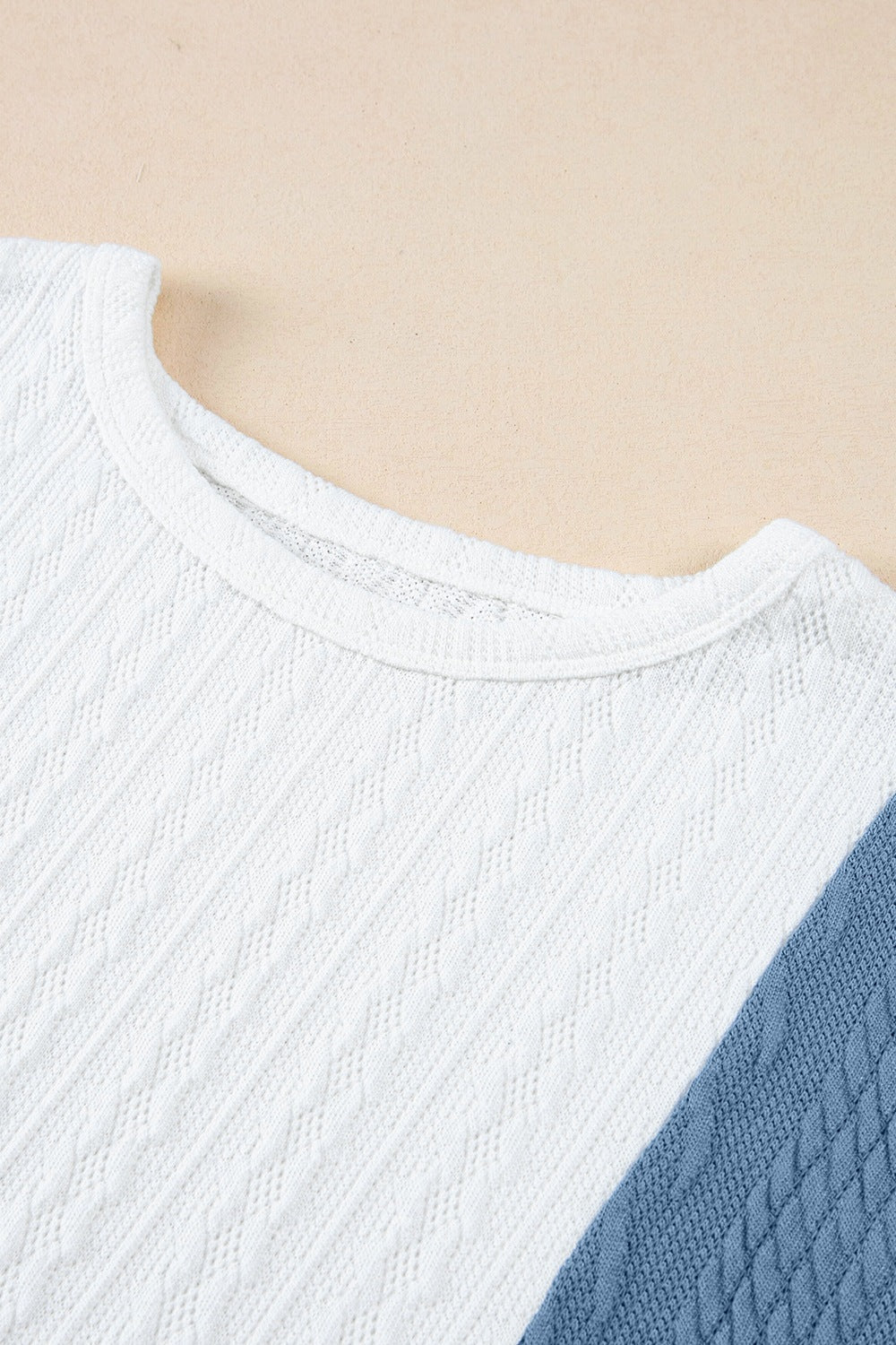 Texturiertes T-Shirt mit Farbblock und lässiger Passform