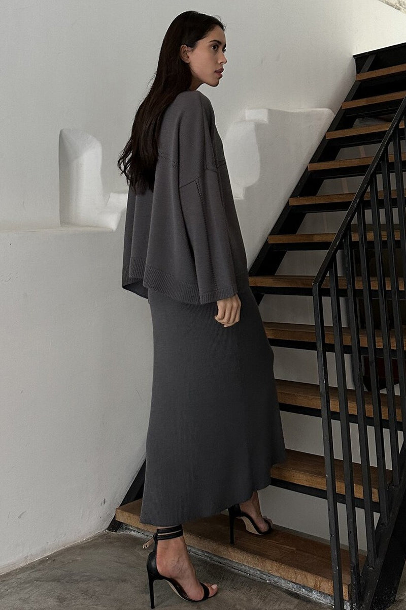Pullover und Midirock als harmonisches Outfit für Damen
