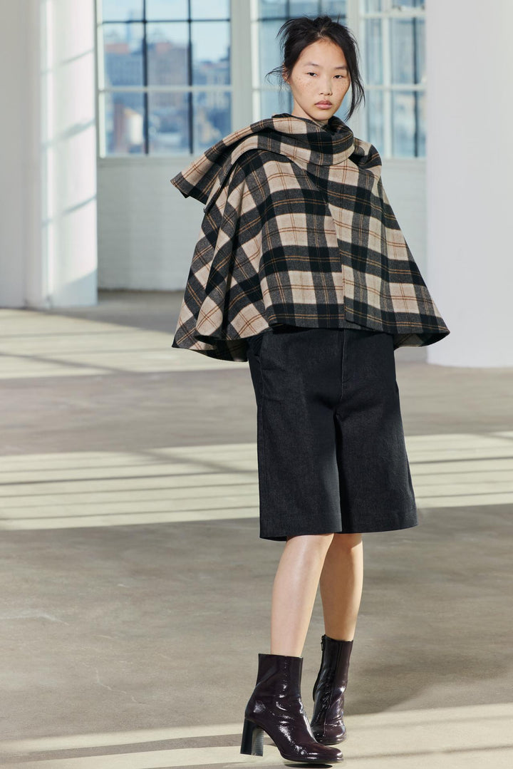 Stylish boxy coat with a checked pattern for stylish layering. 