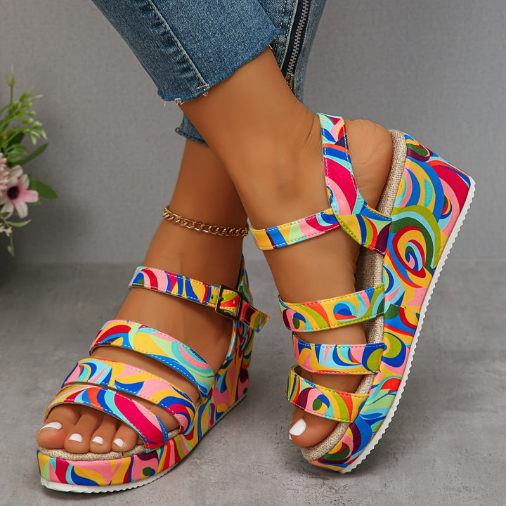 Bunte Damen Sandalen mit Keilsohle in schräger Perspektive