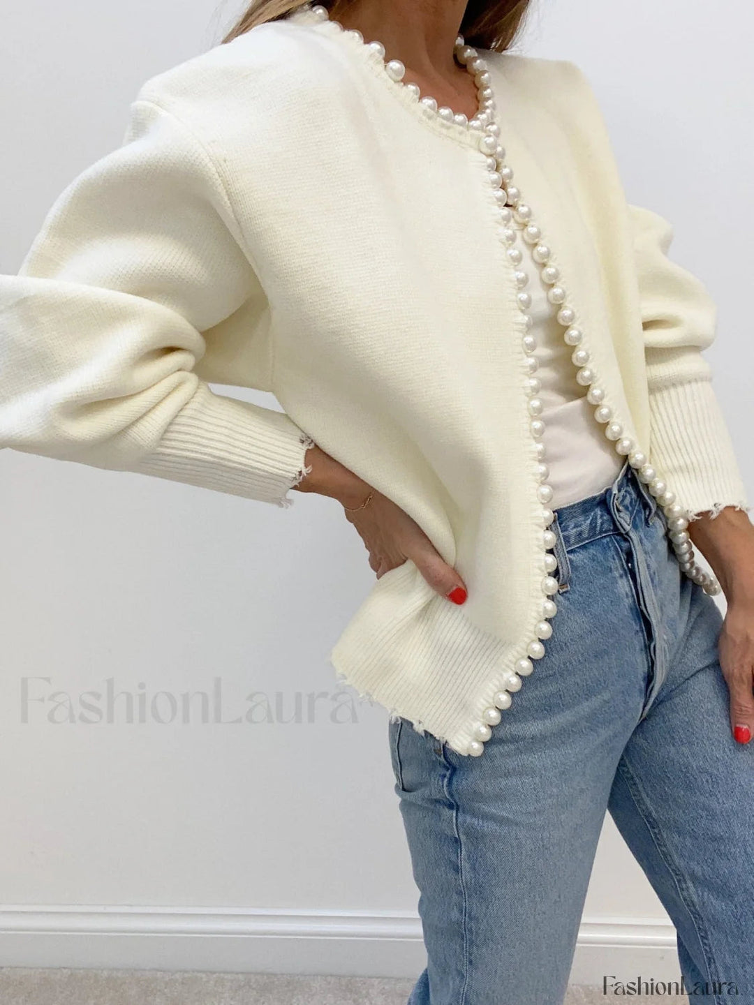Strickcardigan mit Perlenbesatz und ausgefranstem Saum
