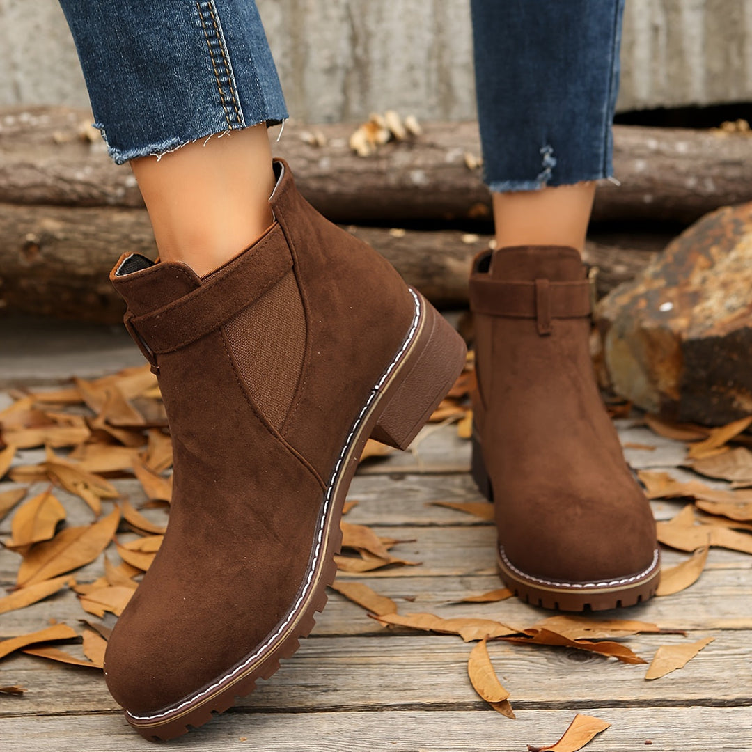 Schicke Stiefeletten mit Blockabsatz, Schnallenriemen und elastischen Seiteneinsätzen