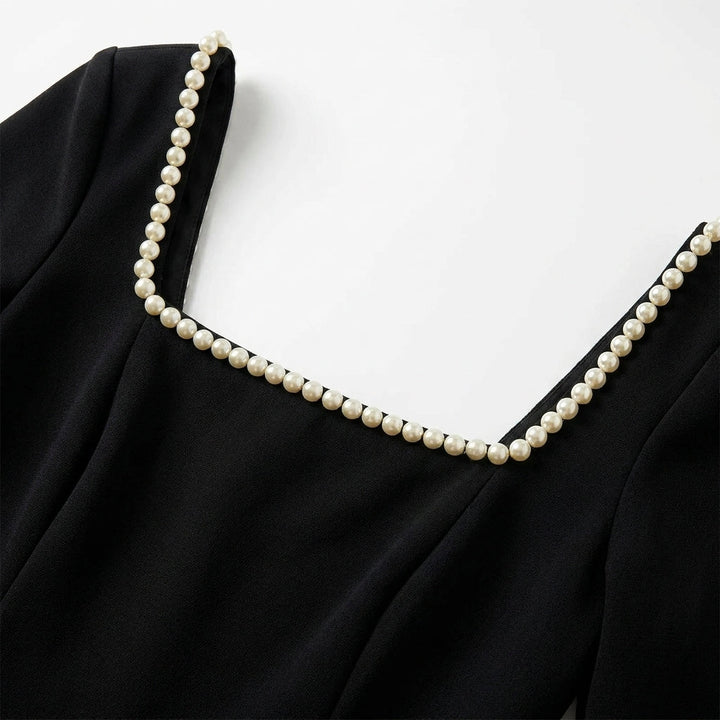 Langärmliges Mini-Kleid mit Perlenbesatz Elegantes Cocktailkleid