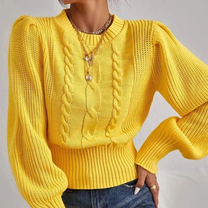 Gemütlicher Strickpullover mit stilvollem Kettendetail