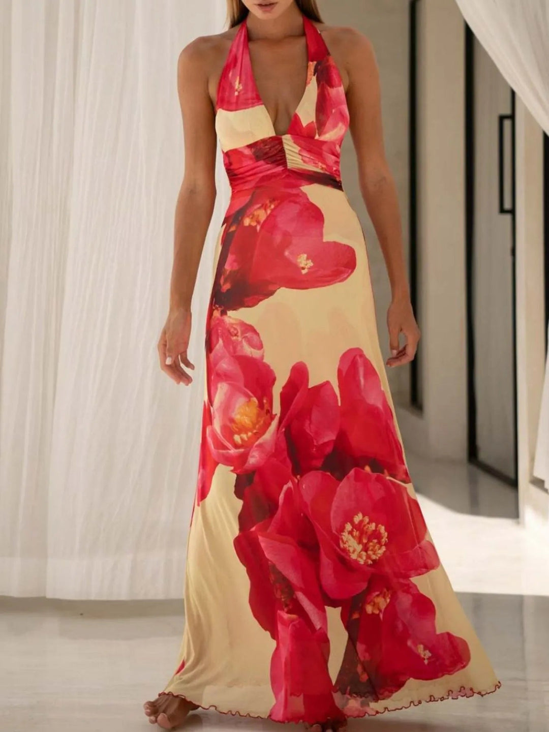 Maxikleid mit Blumenmuster, Neckholder und tiefem V-Ausschnitt
