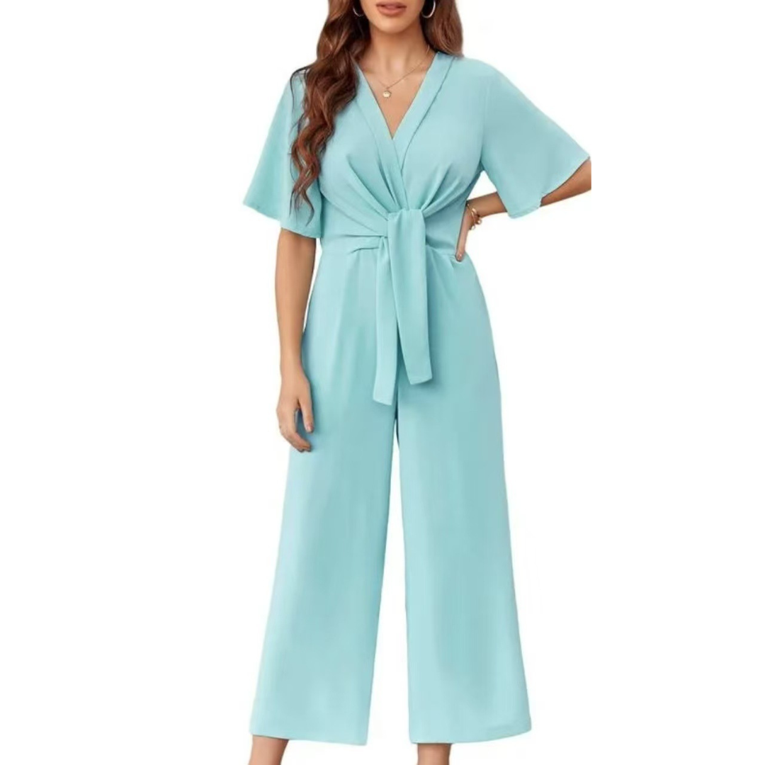 Luftiger Damen-Jumpsuit mit elegantem V-Ausschnitt im Detail