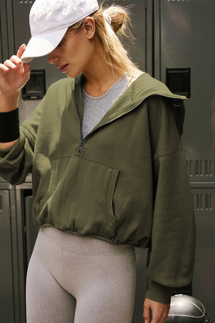 Nahaufnahme des Reißverschlusses am Damen-Sweatshirt