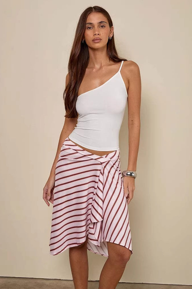 Asymmetrischer Midirock als modisches Statement für Damen
