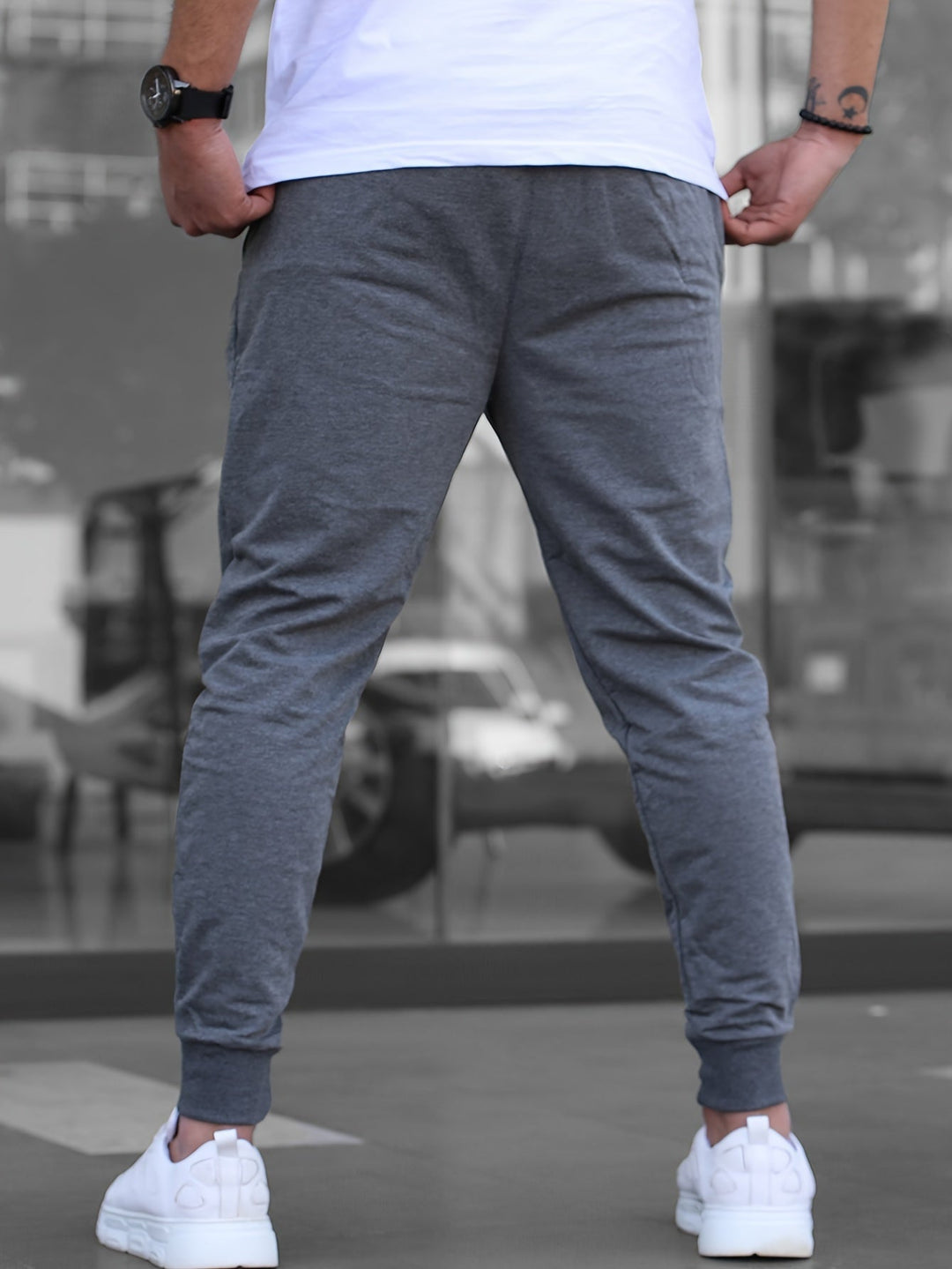 Nahaufnahme der Jogginghose mit bequemer Passform