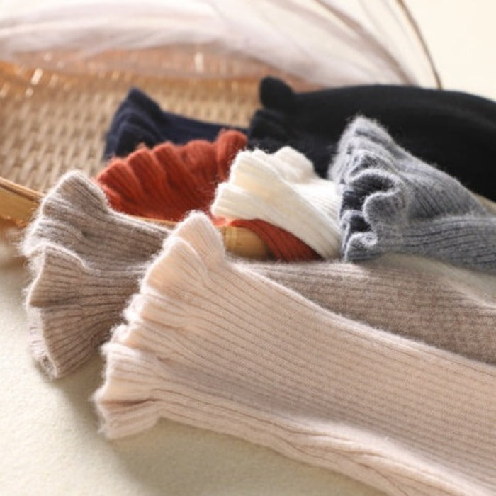 Gemütlicher Rollkragen-Strickpullover mit zarten Rüschendetails