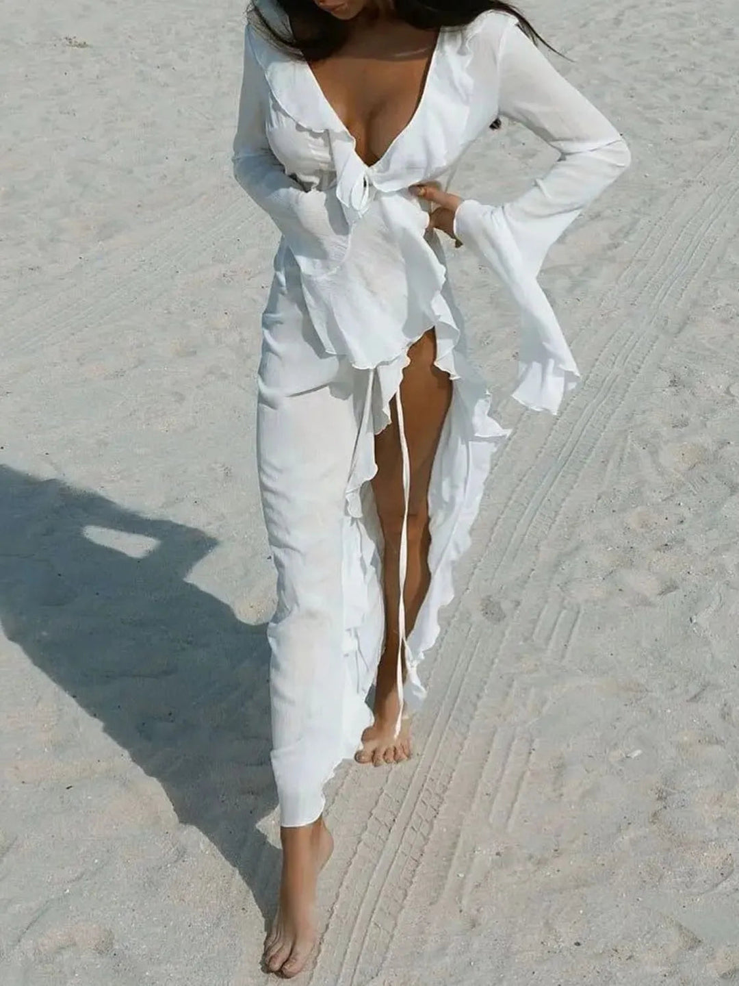 Gerüschtes Strandkleid mit langen Ärmeln