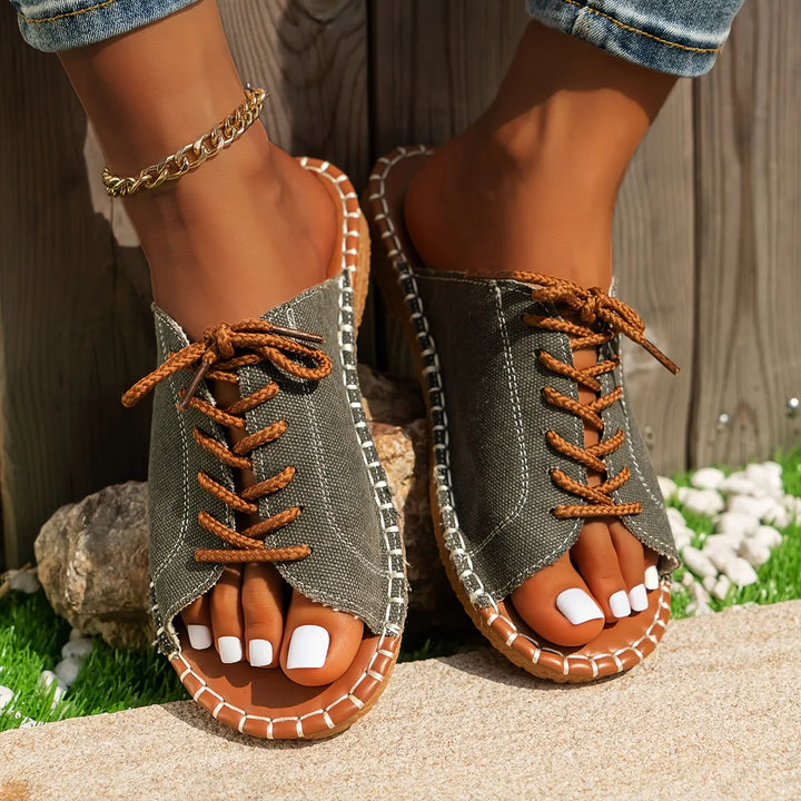 Vintage-Schnürsandalen für Damen in schräger Perspektive