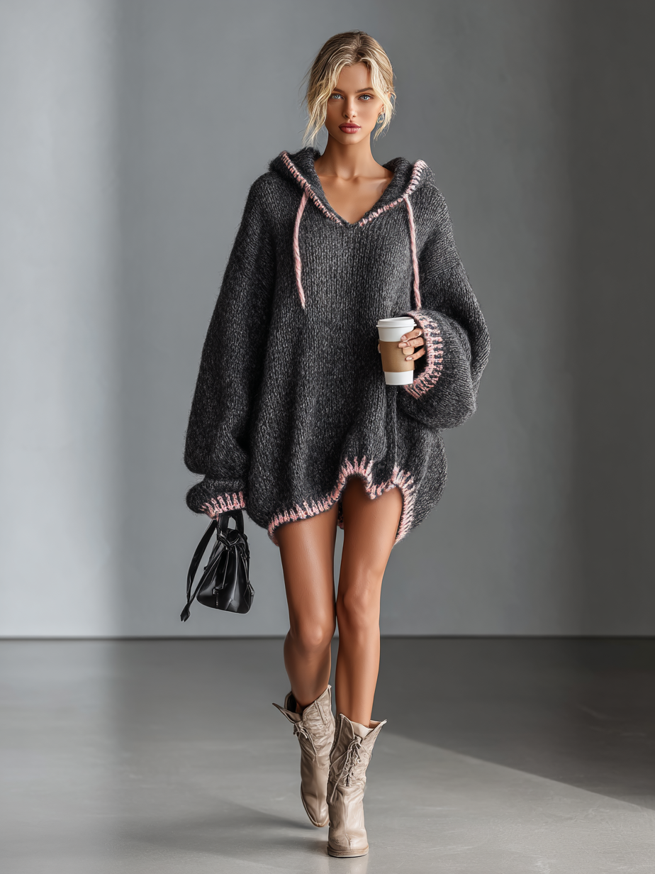 Seitliche Ansicht des Damen-Strickkleids mit Kapuze und rosa Besatz