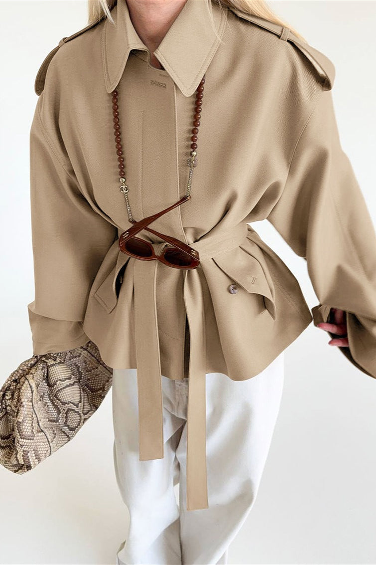 Rückansicht des Damen-Kurztrenchcoats mit Gürtel