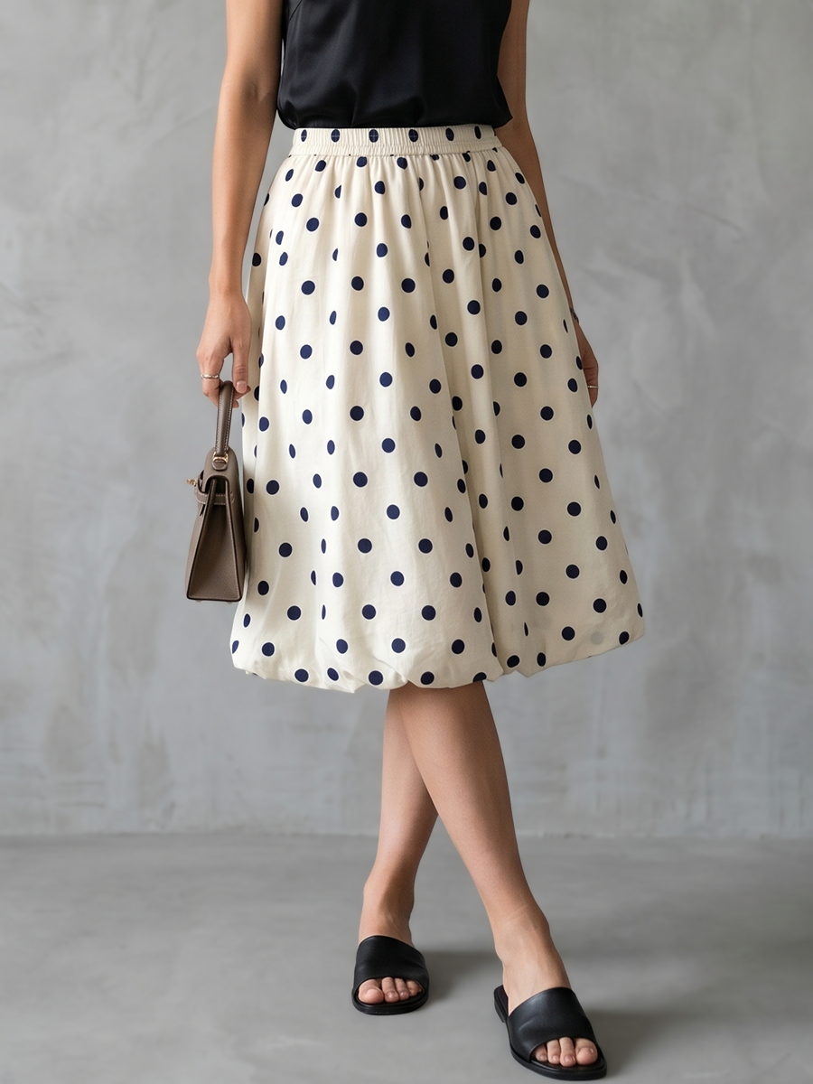 Damen-Shorts mit Polka Dots und hohem Bund in Vorderansicht