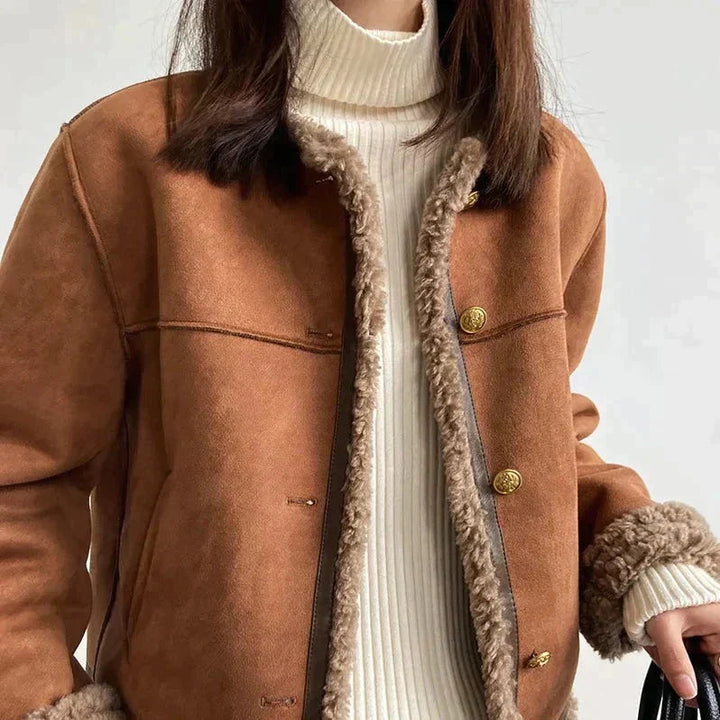 Gemütliche braune Jacke für Damen mit Fleece-Futter und Knöpfen