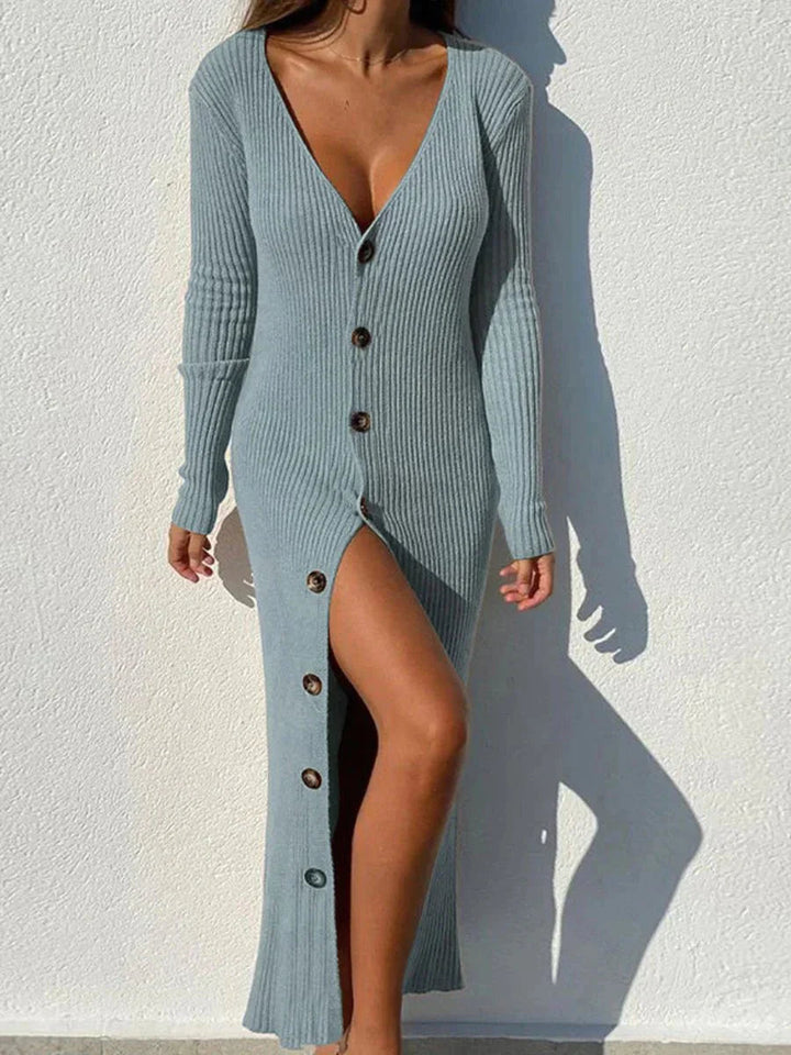 Gemütliches langes Strickkleid mit tiefem Knopfausschnitt