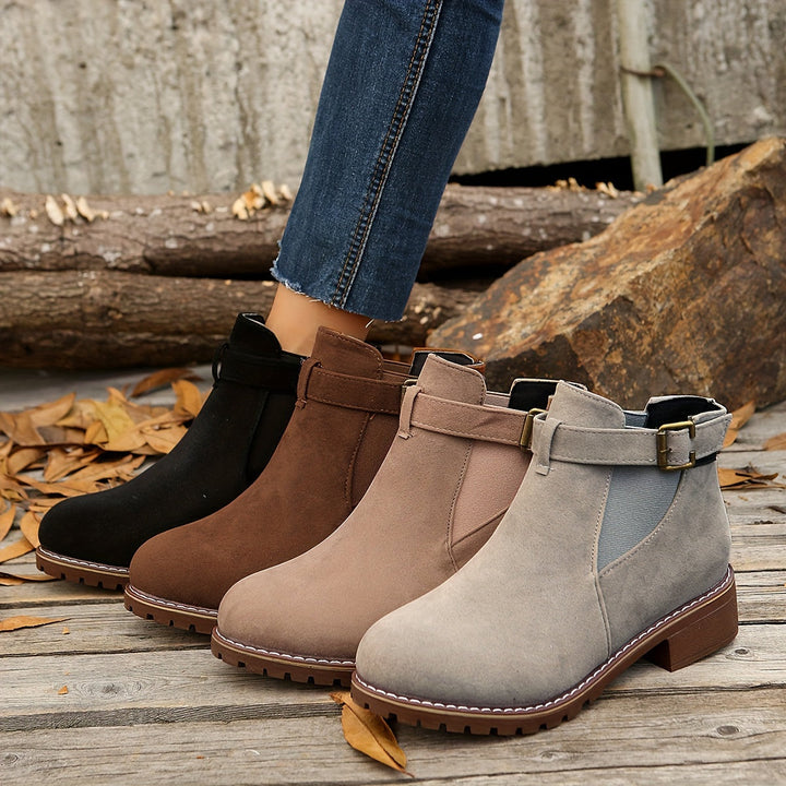 Schicke Stiefeletten mit Blockabsatz, Schnallenriemen und elastischen Seiteneinsätzen