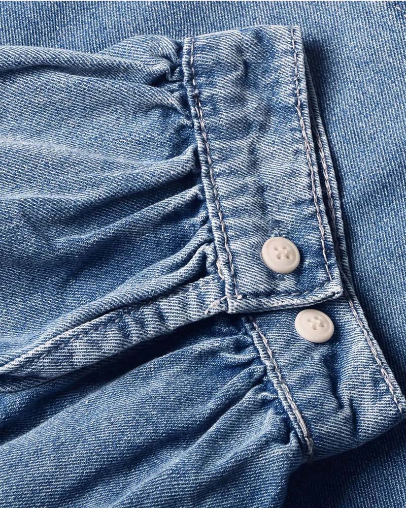 Ärmelansicht der Jeansbluse mit modischen Laternenärmeln