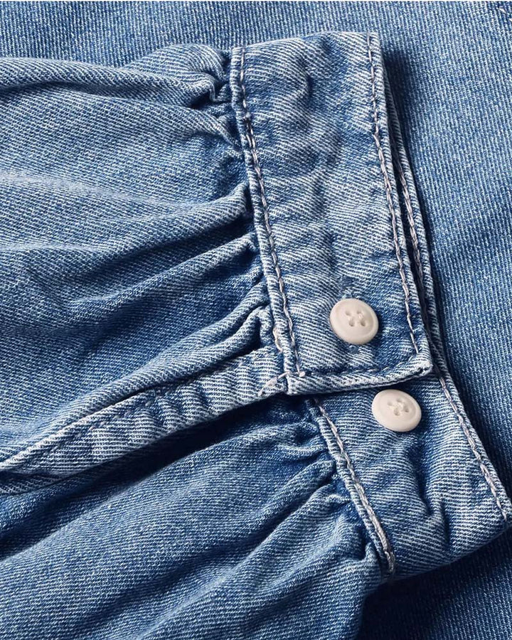 Ärmelansicht der Jeansbluse mit modischen Laternenärmeln