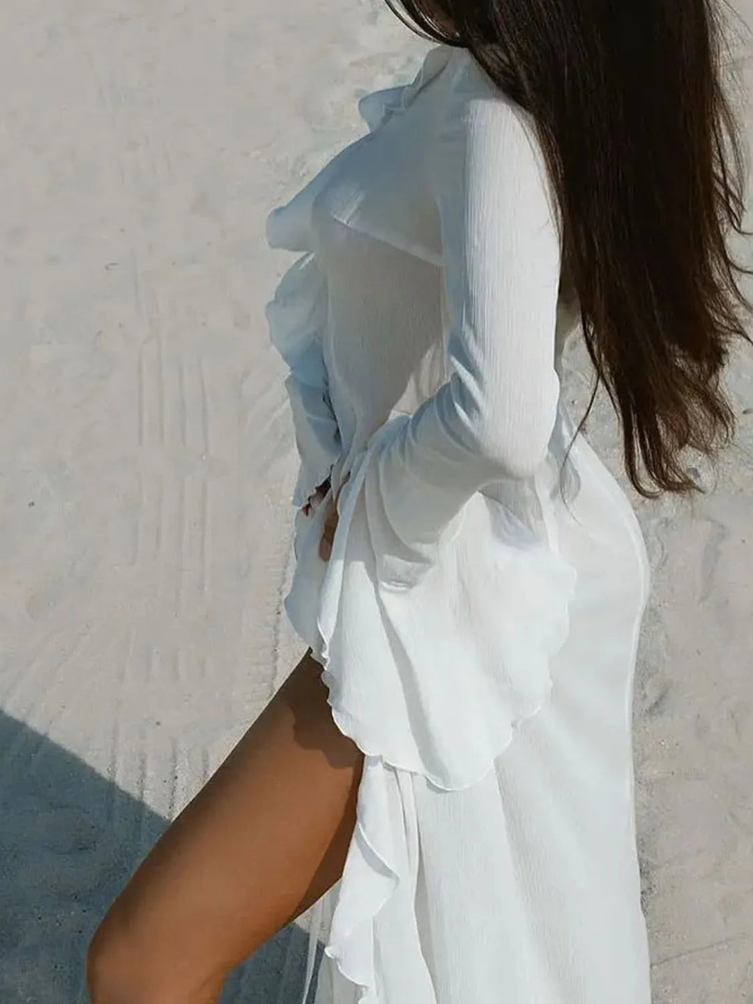 Gerüschtes Strandkleid mit langen Ärmeln