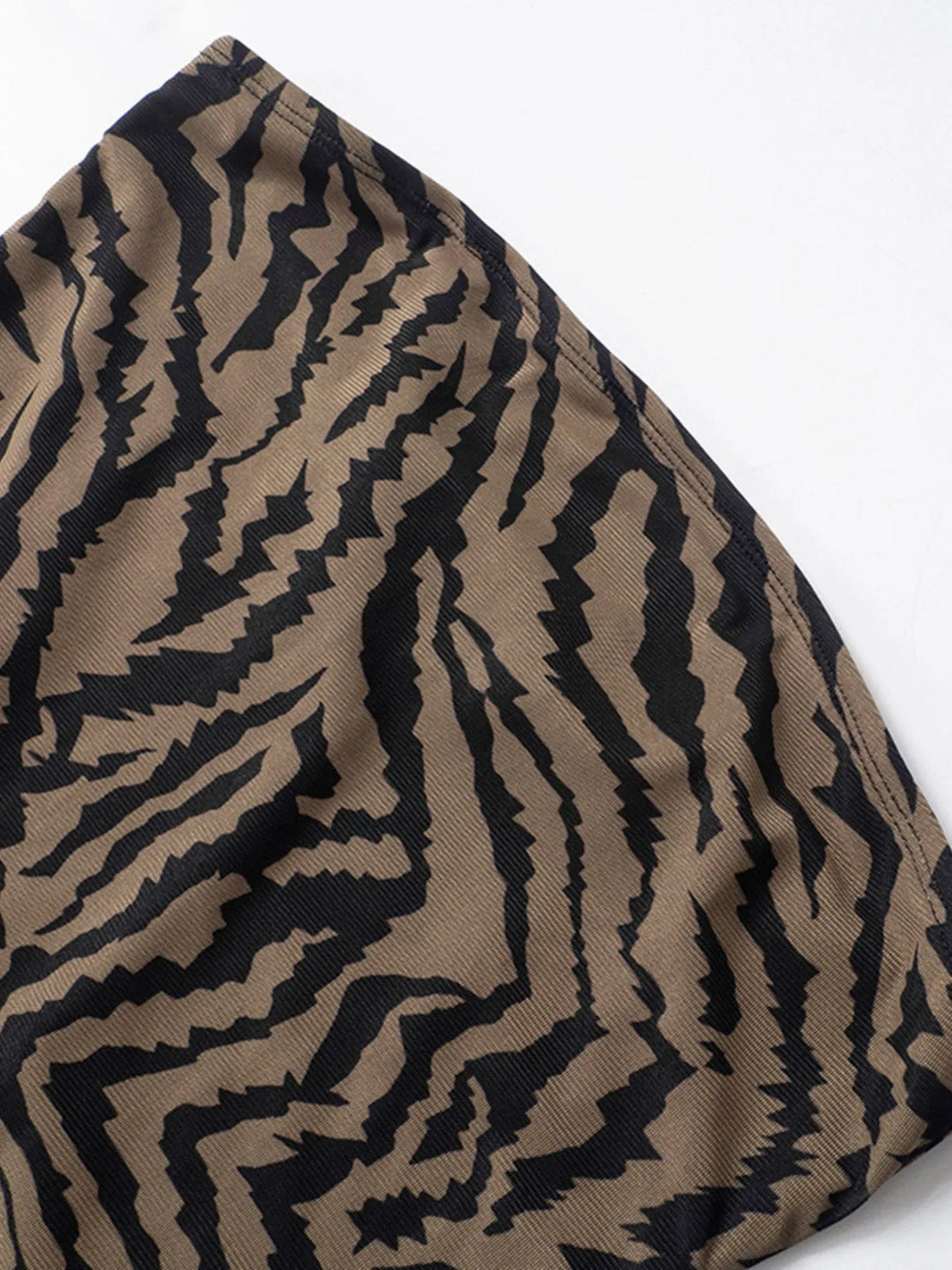 Fließendes Maxikleid mit Animalprint und modernem Seitenschlitz