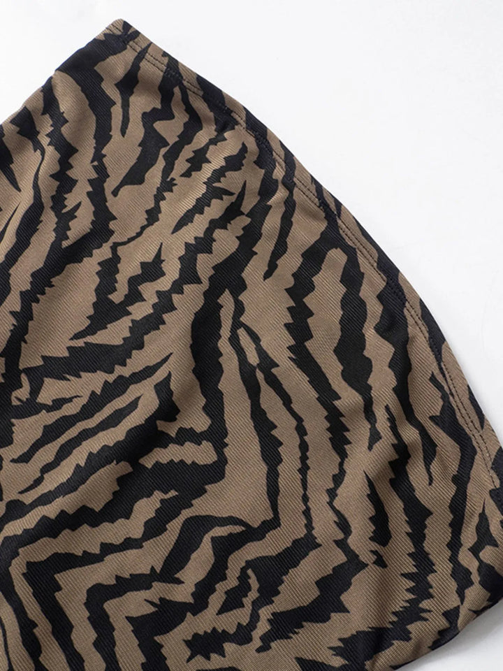Fließendes Maxikleid mit Animalprint und modernem Seitenschlitz
