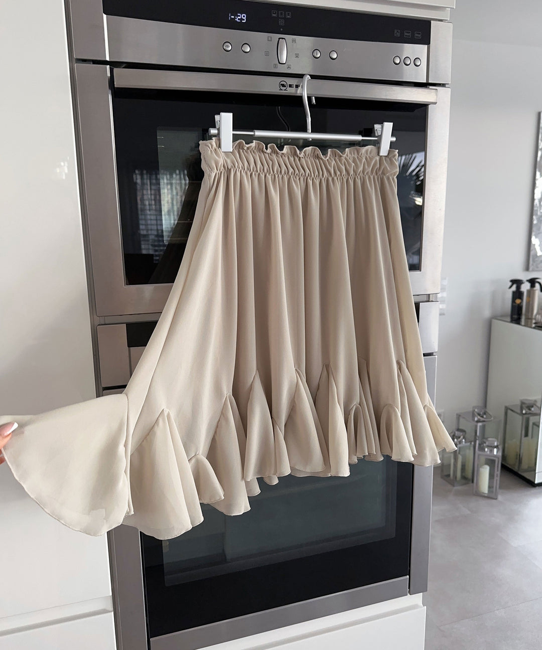 Schickes Beige Rocker-inspiriertes Kleid