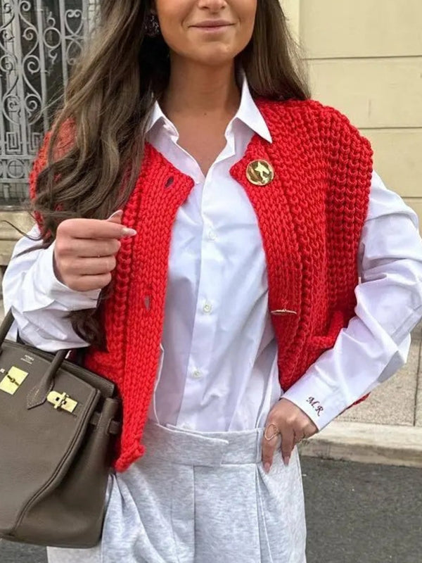 Detailansicht der Knöpfe am ärmellosen Damen Strickcardigan