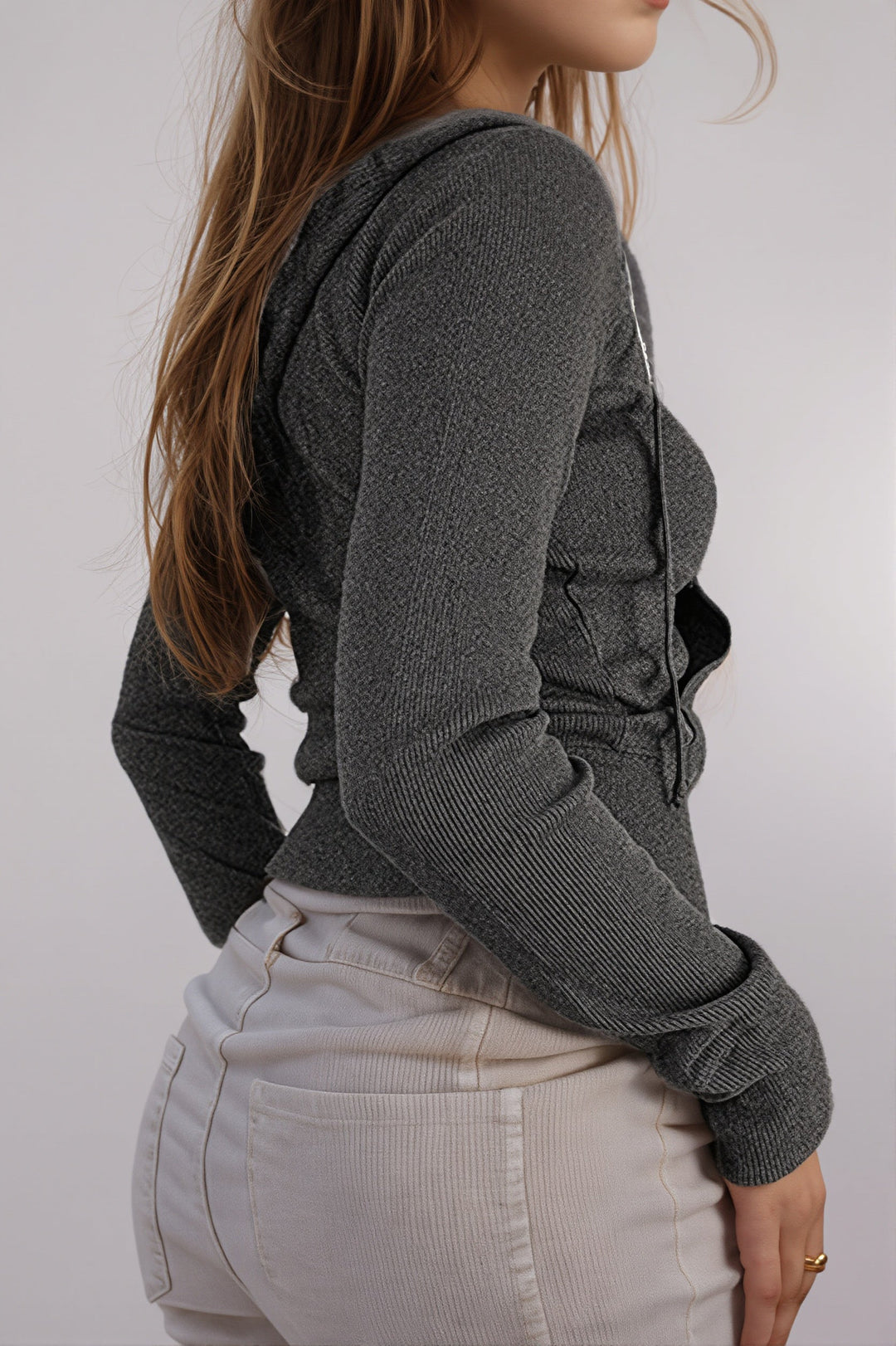 Detailaufnahme von Reißverschluss und gerippter Struktur am Damen Crop Top