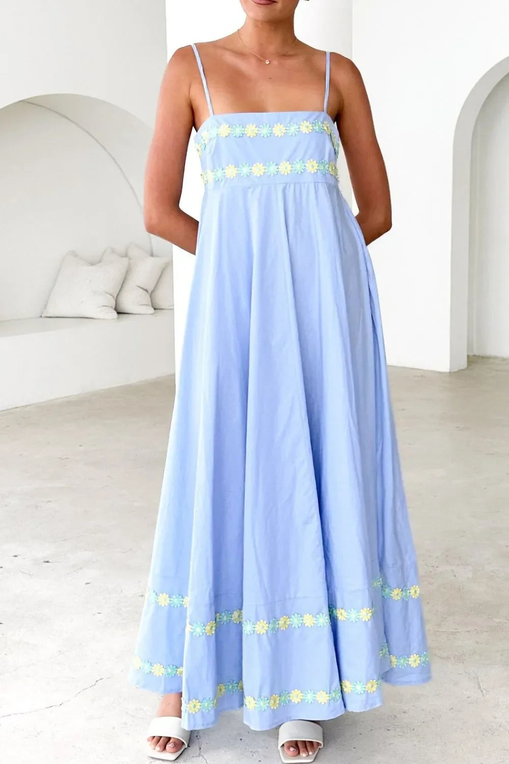 Maxikleid aus Satin mit Blumenstickerei