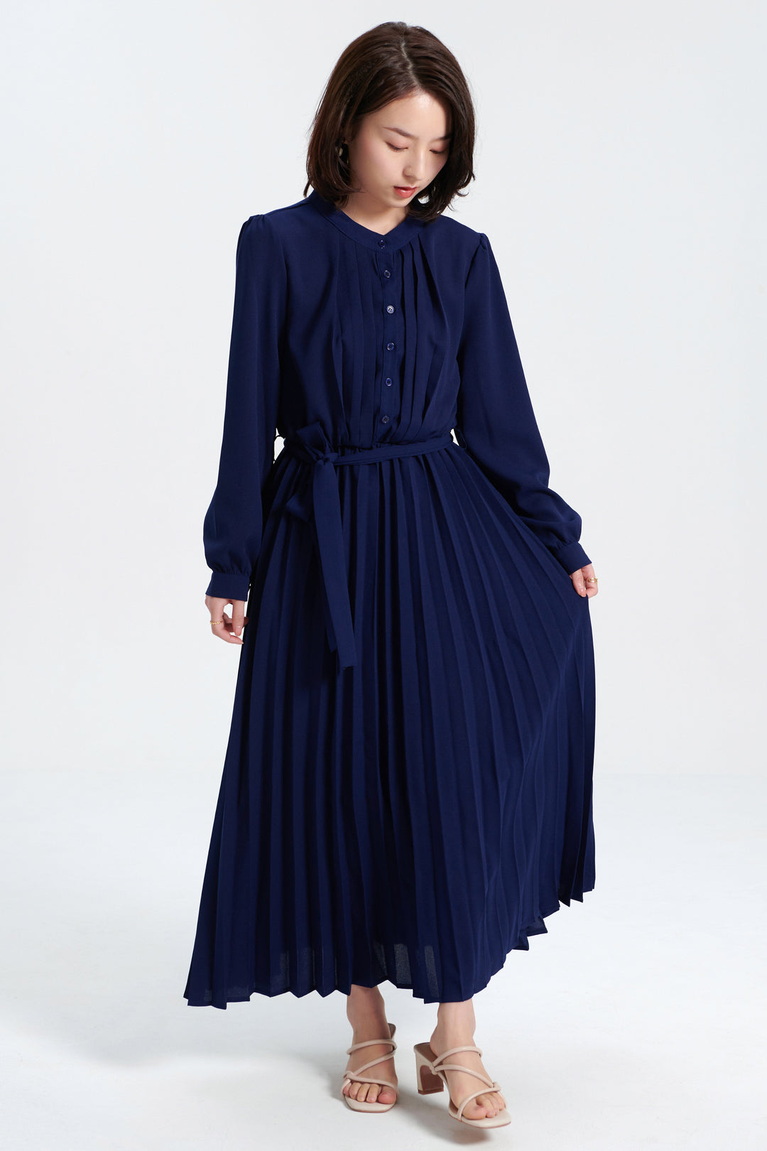 Plissiertes Chiffonkleid mit Puffärmeln