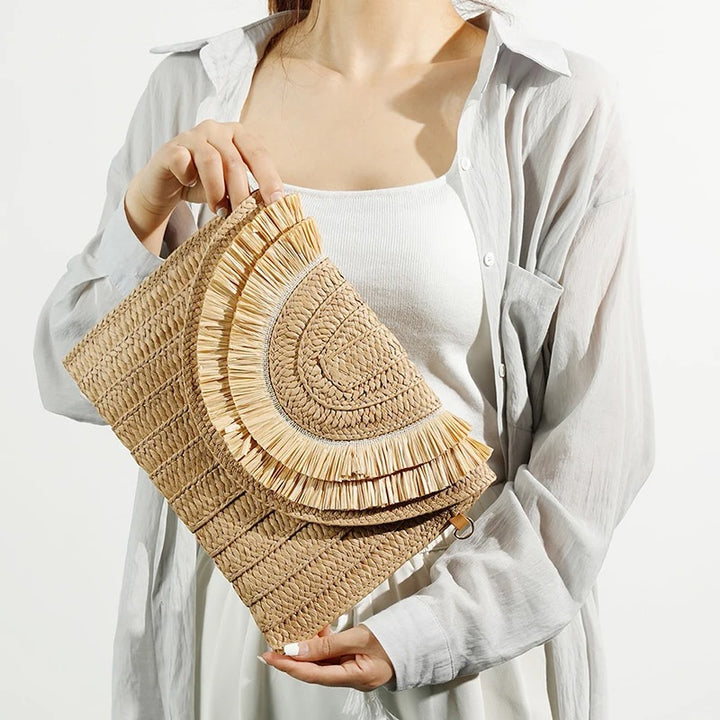 Geflochtene Clutch mit Fransenklappe