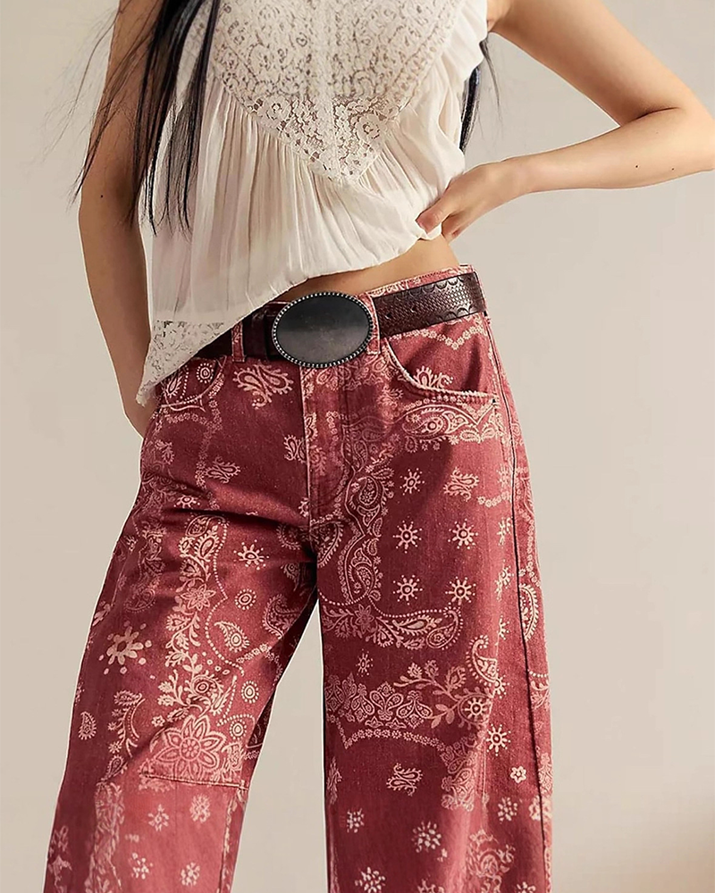 Damenjeans mit Print und weiter Passform in Rückansicht
