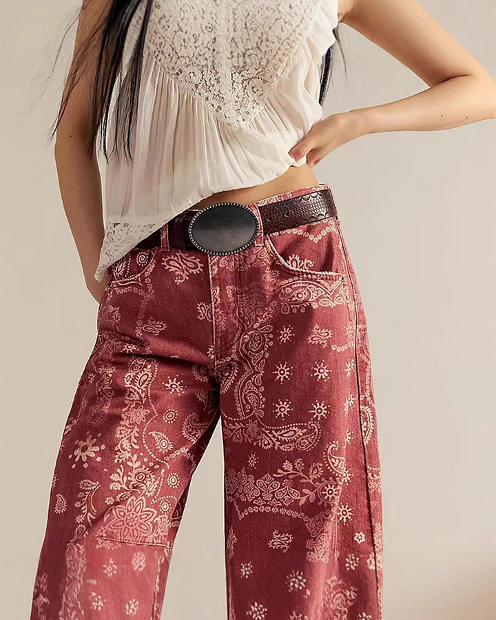 Damenjeans mit Print und weiter Passform in Rückansicht