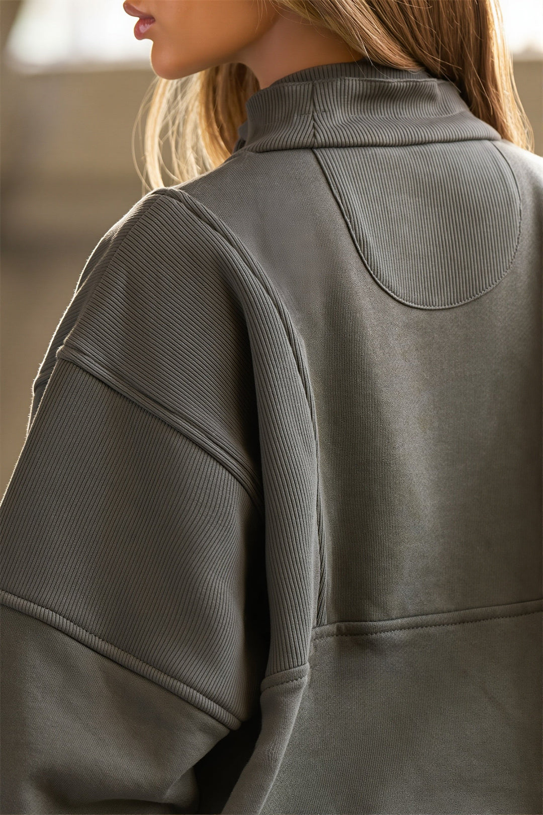 Rückansicht des Damen Oversize Longline Sweatshirts