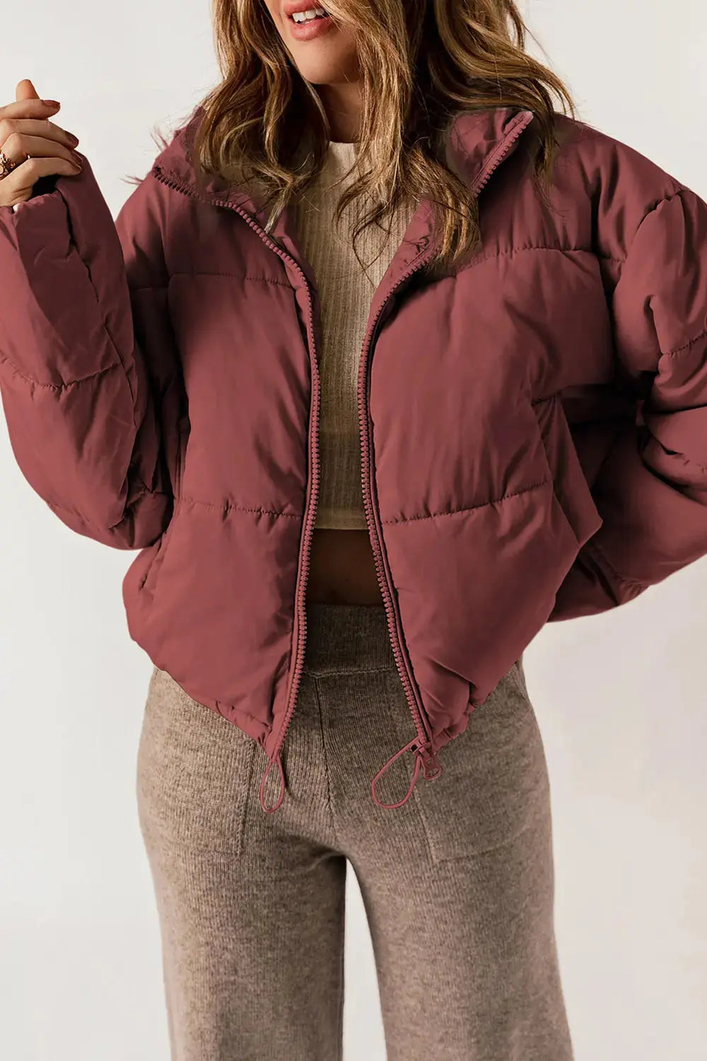 Schicker, länglicher Mantel mit Kragen und Reißverschluss für stylisches Layering