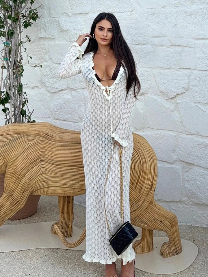Gehäkeltes Strick-Strandmaxikleid mit tiefem Ausschnitt, Schnürung und Volant-Details