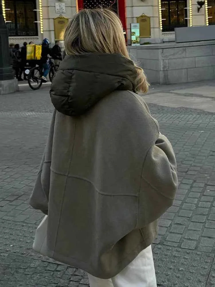 Gemütliche übergroße gesteppte Kapuzenjacke